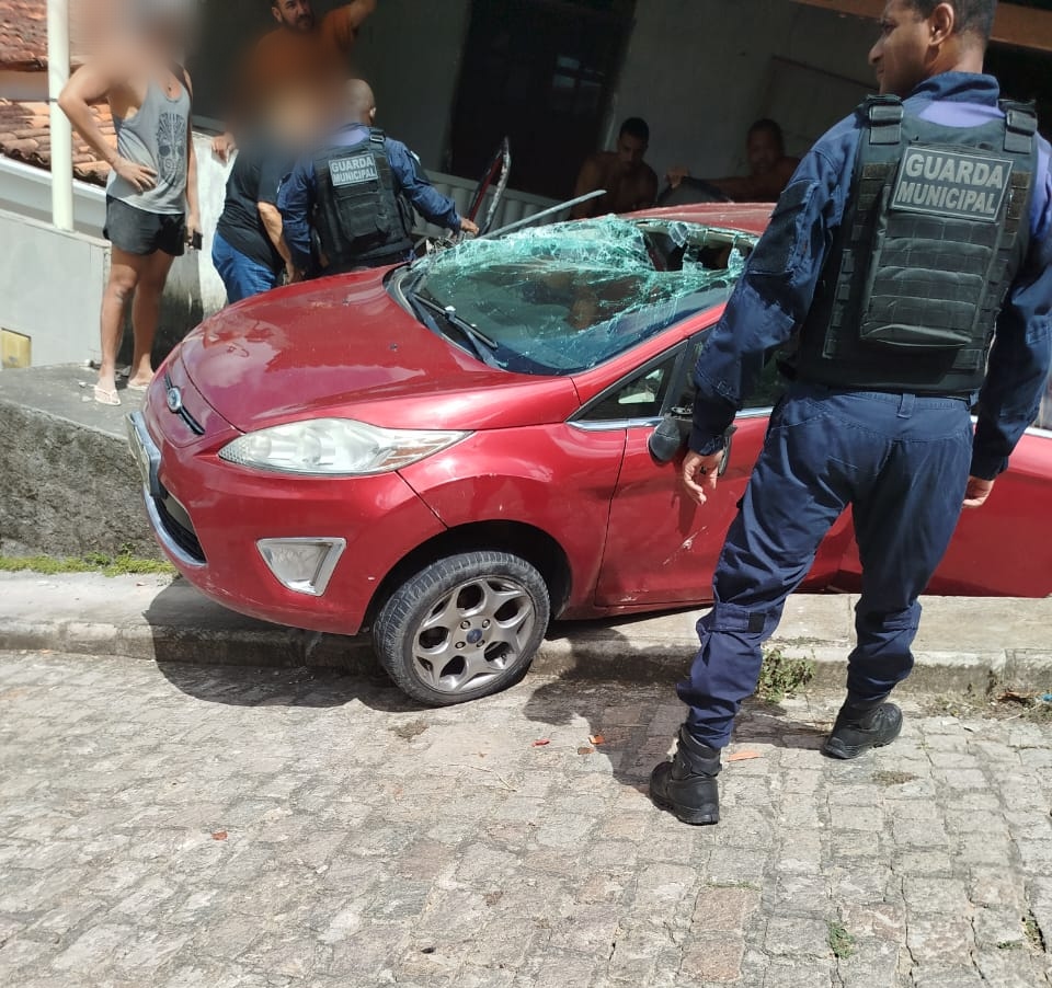Carro capotou próximo a ladeira do Hospital e entra em residência na cidade de Amargosa