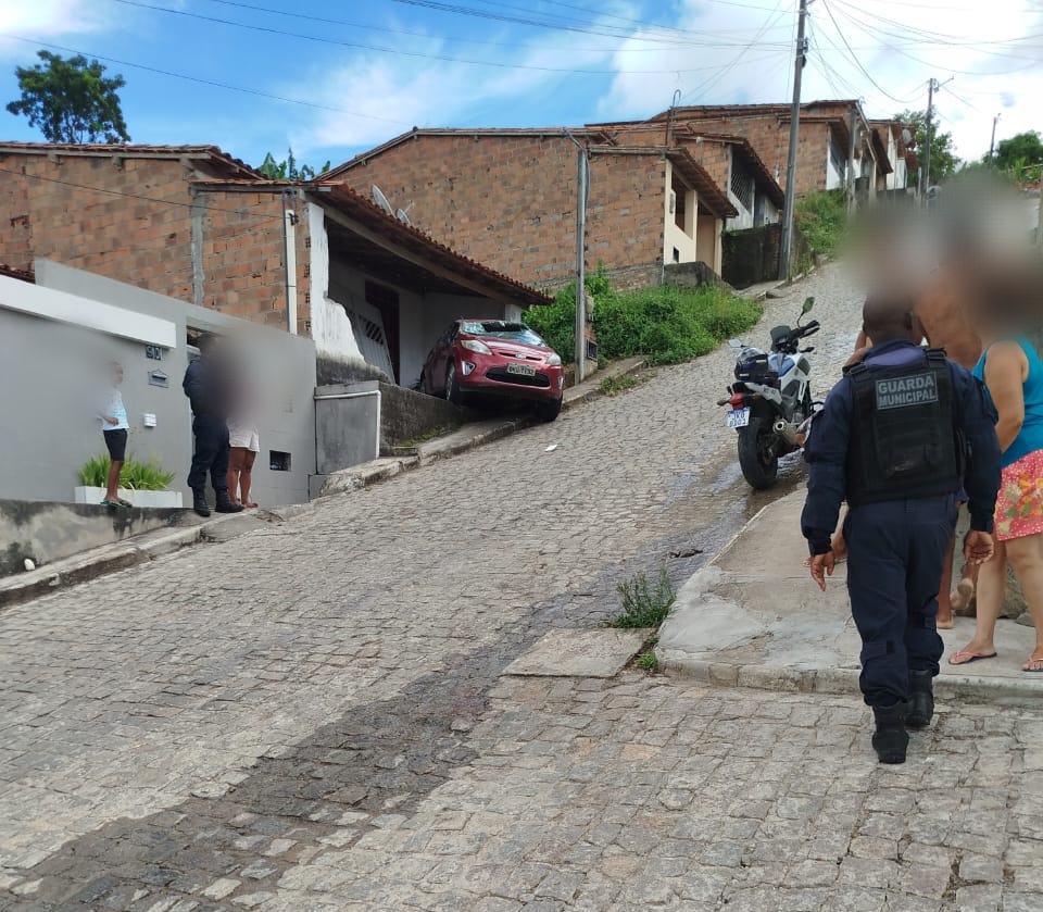 Carro capotou próximo a ladeira do Hospital e entra em residência na cidade de Amargosa