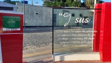 Praça da Bíblia em Amargosa é alvo de vandalismo e morador faz reparo