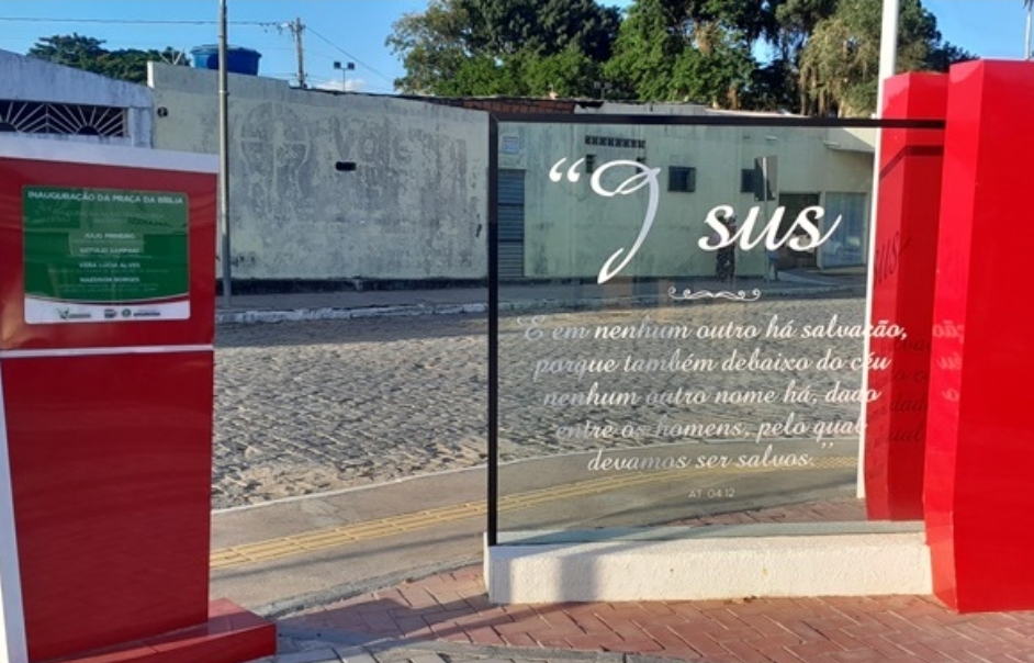 Praça da Bíblia em Amargosa é alvo de vandalismo e morador faz reparo