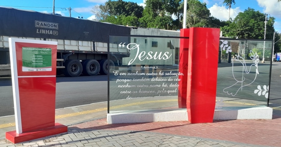 Praça da Bíblia em Amargosa é alvo de vandalismo e morador faz reparo