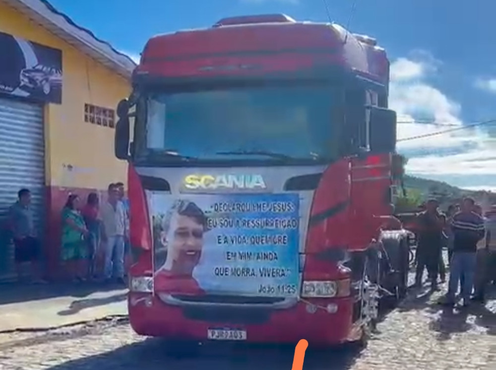 Sob forte comoção e homenagens, caminhoneiro miguelense é sepultado em São Miguel - Jeferson