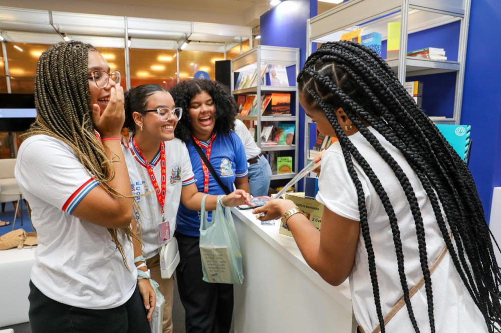 Distribuição de vales-livro fomenta a leitura entre estudantes e professores que visitam a Bienal do Livro Bahia 2024