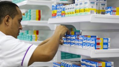 Farmácias sobrevivem à concorrência contra drogarias