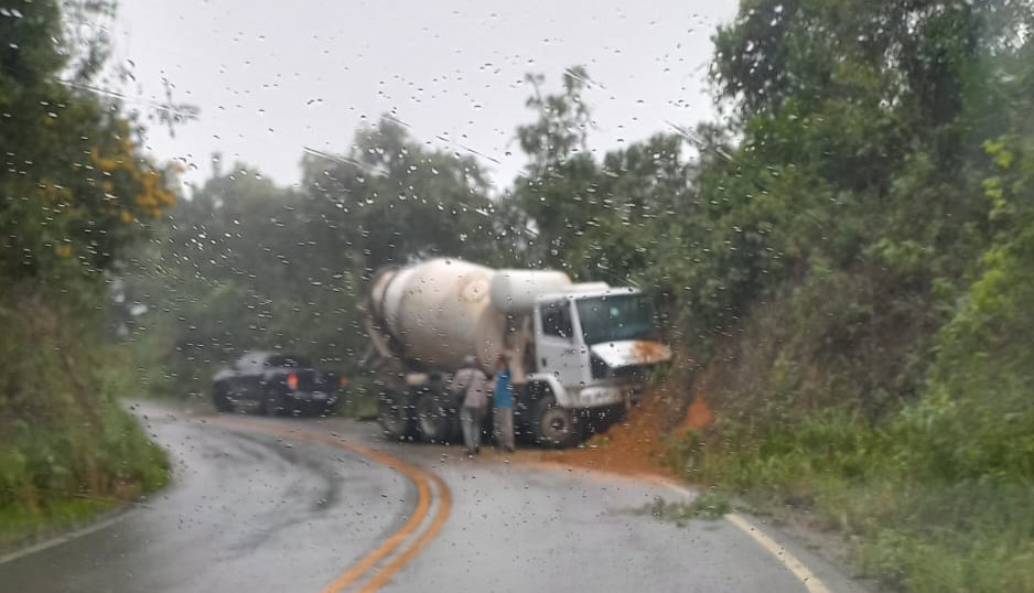 Acidente é registrado na Serra de São Miguel das Matas, próxima a Macuca - Caminhão betoneira