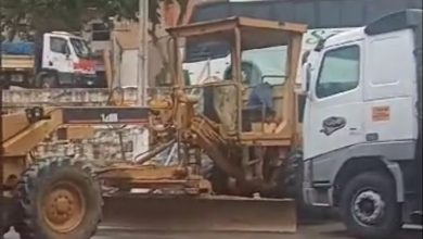 Máquina é colocada atravessada na rua para impedir a passagem de trio elétrico em Mutuípe