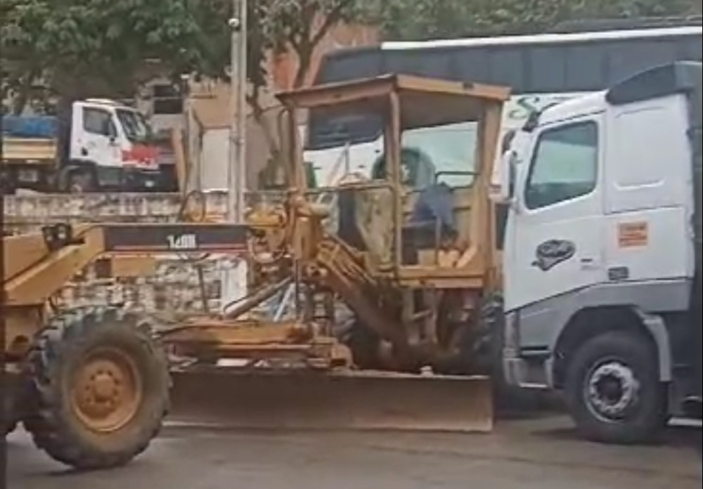 Máquina é colocada atravessada na rua para impedir a passagem de trio elétrico em Mutuípe