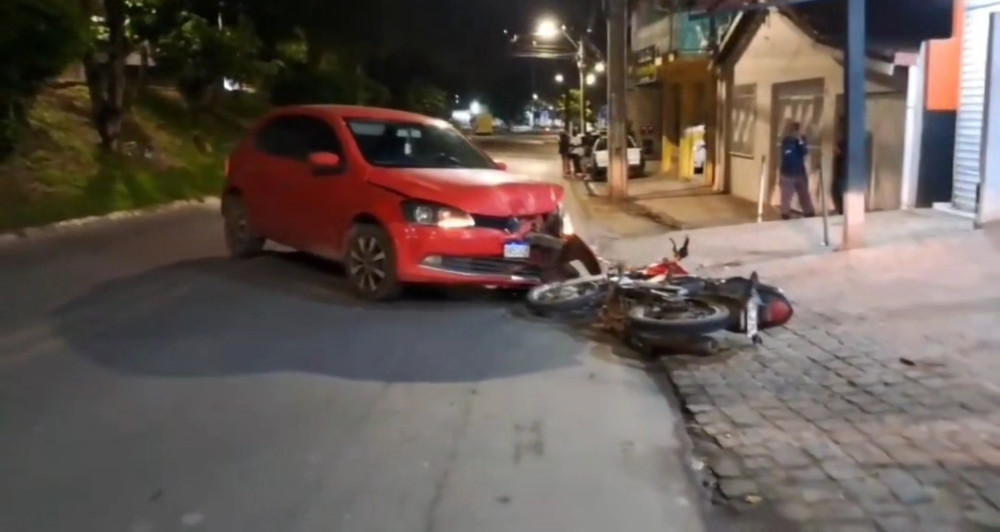 Motociclista bate de frente com um carro no centro de Mutuípe