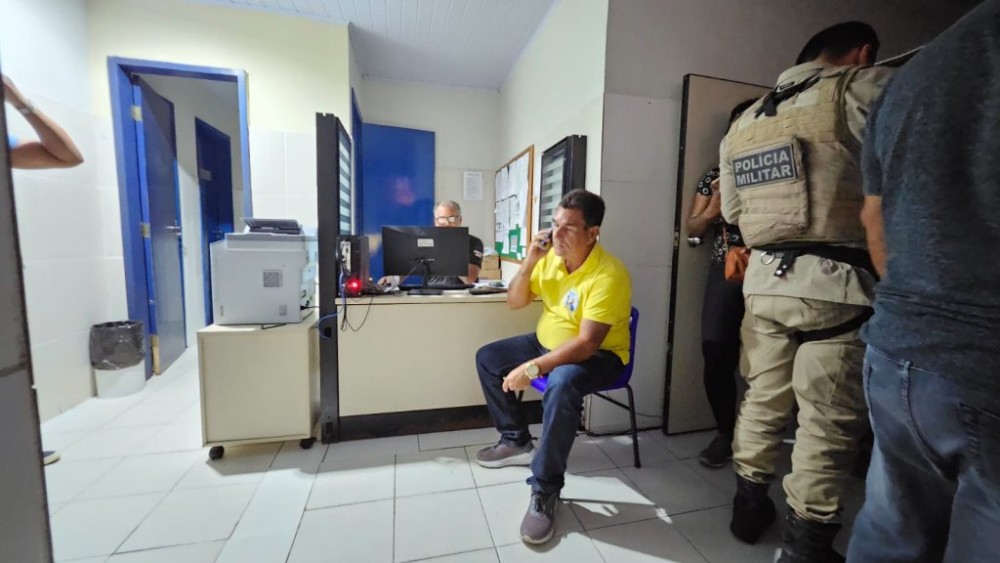 Carro de ex-prefeito é alvejado por tiros em Cachoeira e veículo blindado minimizou estragos