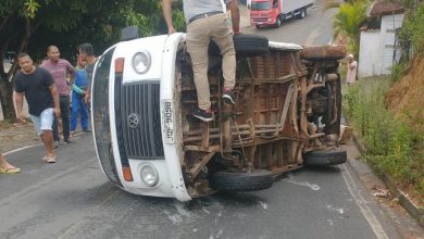 Kombi tomba quando subia a ladeira próxima ao Ginásio de Esportes em Jiquiriçá