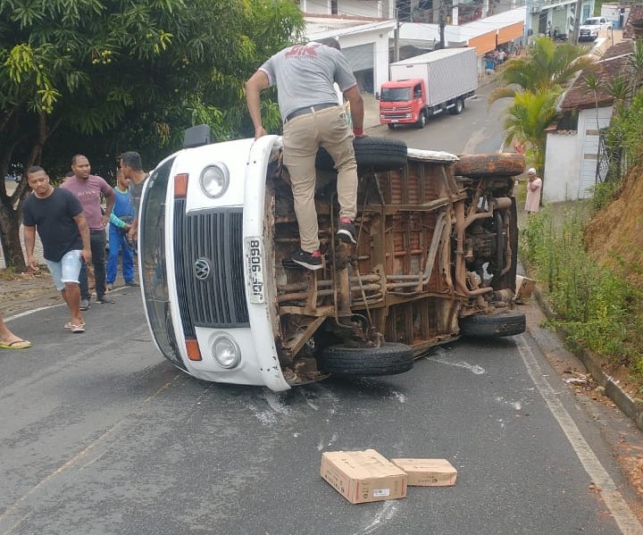 Kombi tomba quando subia a ladeira próxima ao Ginásio de Esportes em Jiquiriçá