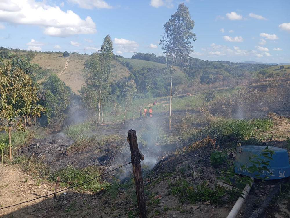 Fogo volta a atingir vegetação no Loteamento Jardim das Hortências em São Miguel das Matas