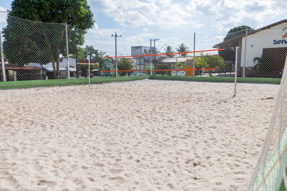 A quadra de areia foi reformada e está em pleno funcionamento