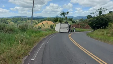 Caminhão baú tomba na BA-540 entre Mutuípe e Amargosa