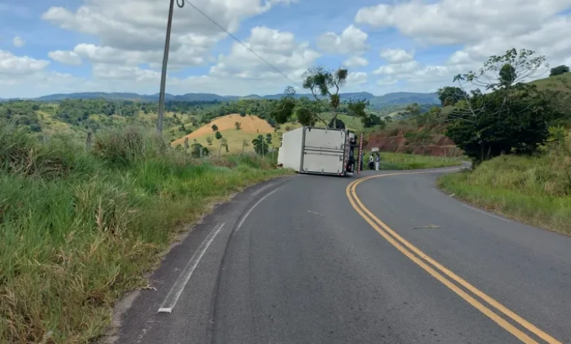 Caminhão baú tomba na BA-540 entre Mutuípe e Amargosa