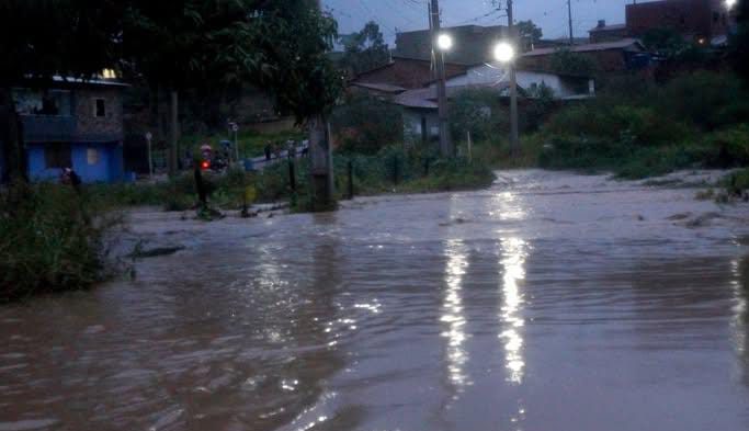Chuva forte causa o alagamento de casas, comércio, colégio, hospital, ruas e desabamentos de muros em Brejões