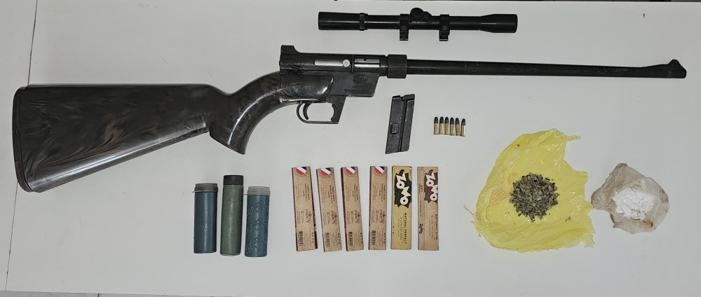 Polícia Militar apreende arma de fogo, munições e drogas em Milagres