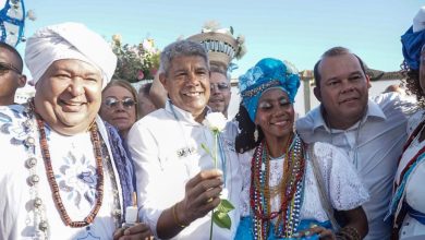 Governador Jerônimo acompanha cortejo de Yemanjá e entrega presente: “a gente também deposita nossa fé para um ano de muita tranquilidade”