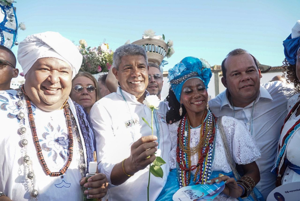 Governador Jerônimo acompanha cortejo de Yemanjá e entrega presente: “a gente também deposita nossa fé para um ano de muita tranquilidade”