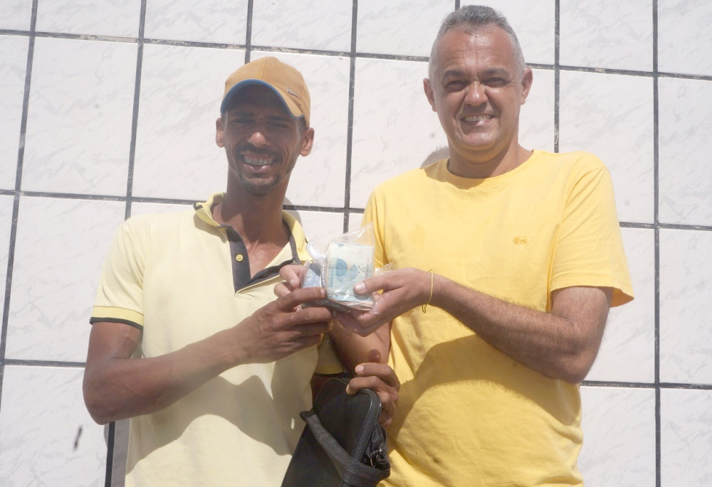 Funcionários acham bolsa com mais R$ 4 mil e devolvem ao dono em Brejões