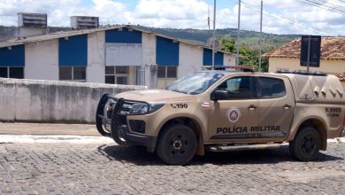 Homem é preso por agredir o pai de 74 anos a pauladas na sede de Brejões - viatura
