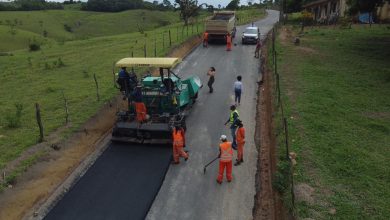 Prefeitura de Amargosa inicia asfalto na estrada que liga Córrego a Corta-mão