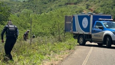 Jovem é assassinado a tiros é encontrado ao lado de motocicleta na BA-026 em Brejões - polícia técnica
