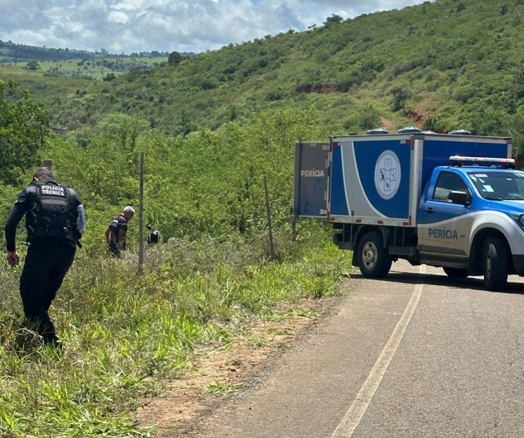 Jovem é assassinado a tiros é encontrado ao lado de motocicleta na BA-026 em Brejões - polícia técnica