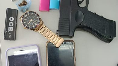 Dois jovens são conduzidos à delegacia após serem encontrados em posse de drogas e simulacro de arma de fogo