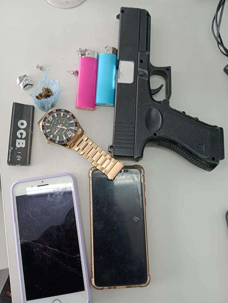 Dois jovens são conduzidos à delegacia após serem encontrados em posse de drogas e simulacro de arma de fogo