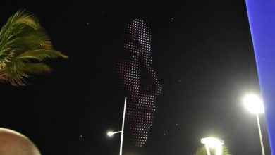 Rosto da atriz Fernanda Torres é projetado no céu de Salvador durante Carnaval