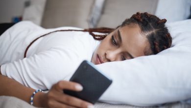 Conexões e desafios: como a saúde mental é afetada pelas redes sociais - celular - cama