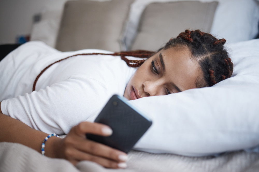 Conexões e desafios: como a saúde mental é afetada pelas redes sociais - celular - cama