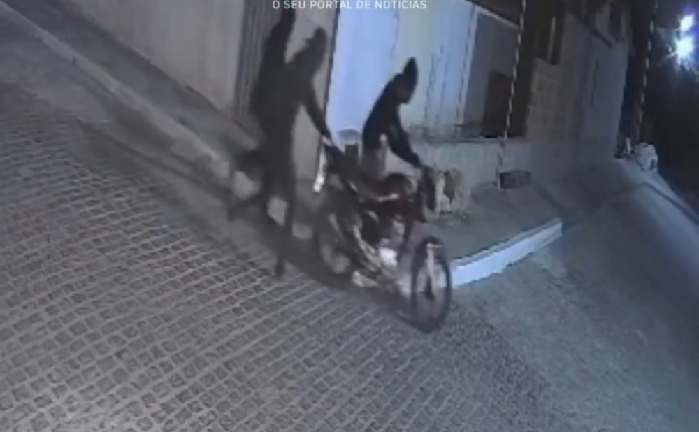 Imagens registram moto sendo furtada no município de Cravolândia, Vale do Jiquiriçá