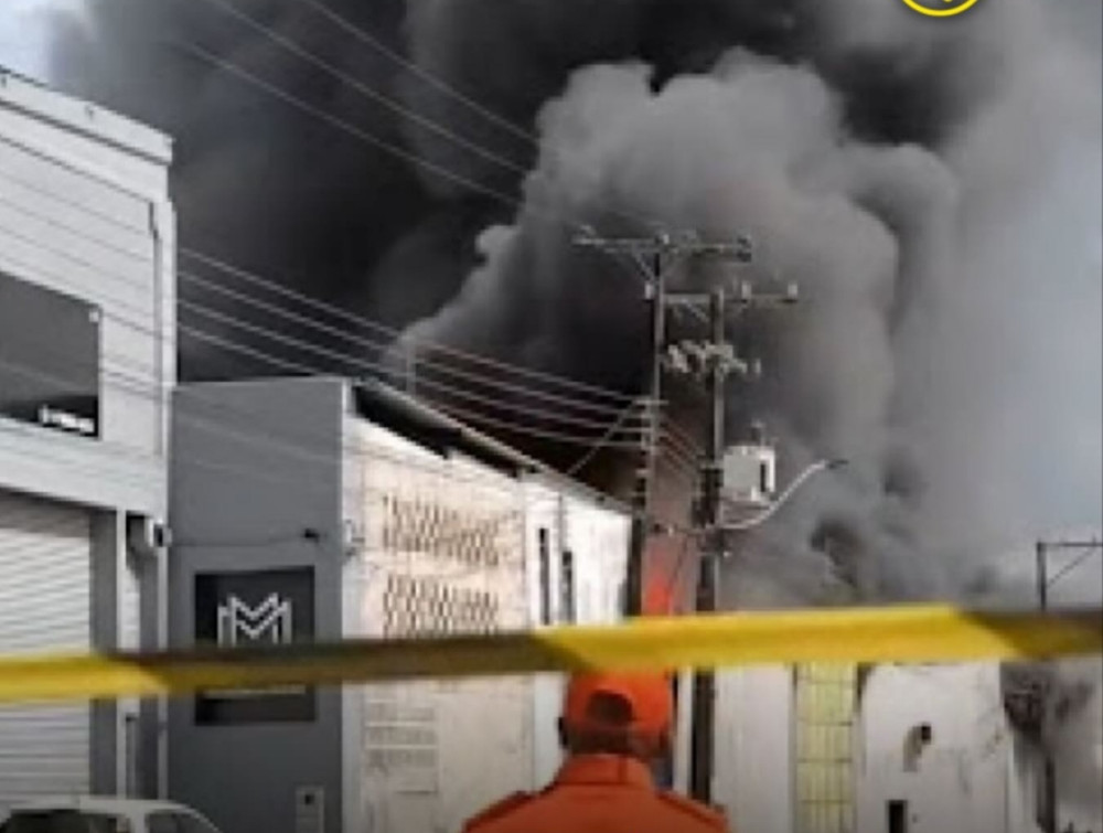 Incêndio atinge fábrica de estofados em Santo Antônio de Jesus