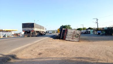 Carreta tomba no KM 100 entre Brejões e Nova Itarana