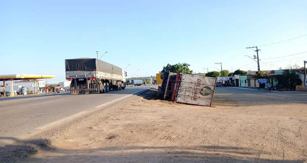 Carreta tomba no KM 100 entre Brejões e Nova Itarana