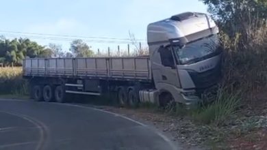 Carreta perde controle e se envolve em acidente na rodovia entre Santo Antônio de Jesus e Varzedo