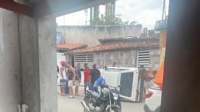 Veículo capota em rua de Elísio Medrado e é retirado com ajuda de populares