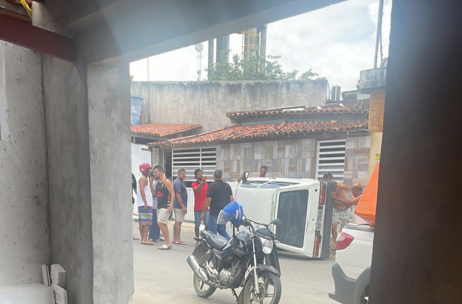 Veículo capota em rua de Elísio Medrado e é retirado com ajuda de populares