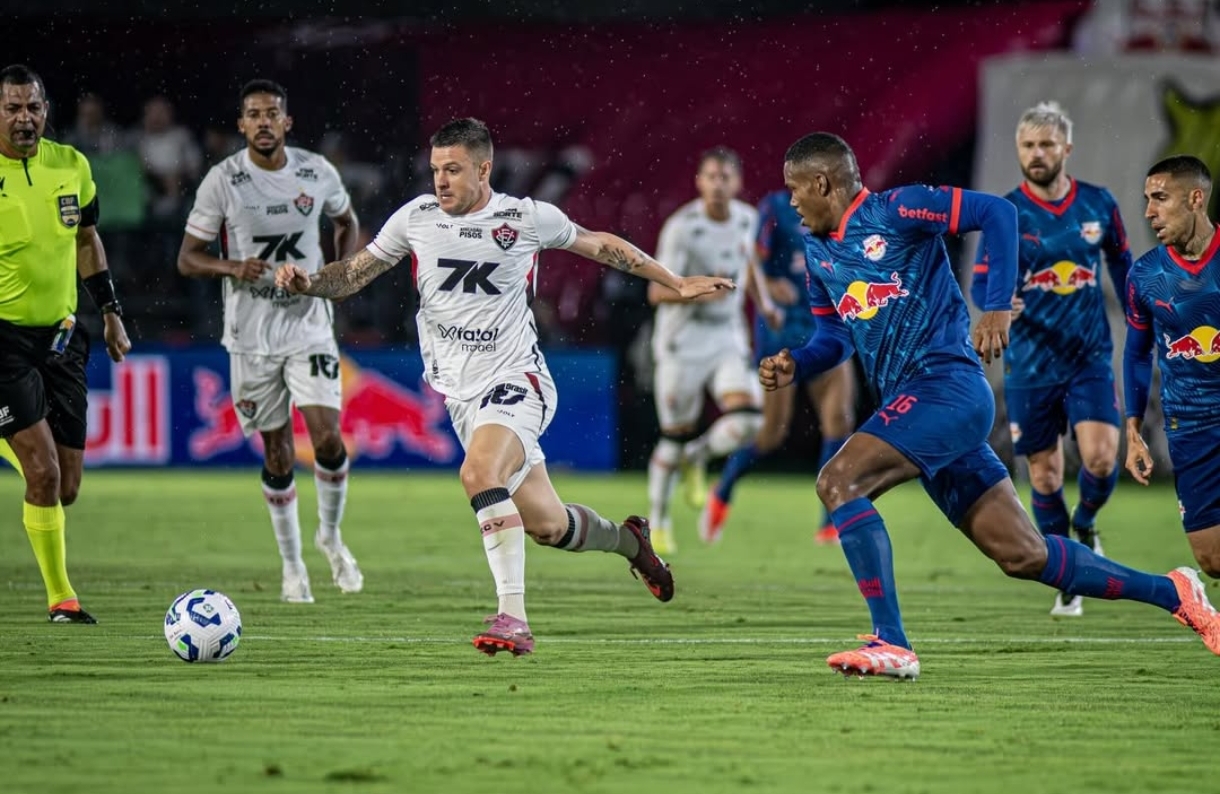 Derrota dura e retorno ao Z-4: Vitória cai diante do Bragantino