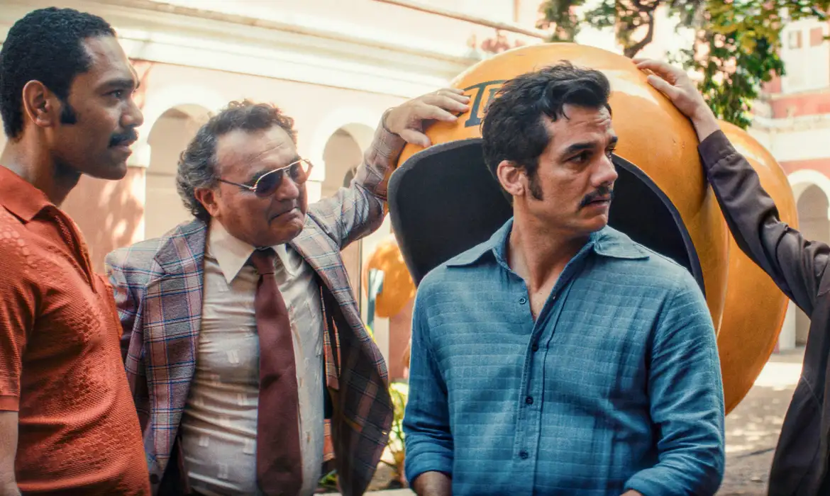 Wagner Moura e atores - Filme Agente Secreto