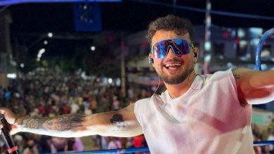 Cantor baiano Viny Magalhães arrasta multidão em trio elétrico no Carnaval em Minas Gerais