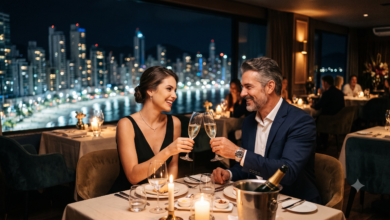Sugar Daddy e Sugar Baby brindando durante um jantar exclusivo em um restaurante de luxo com vista para a cidade de Salvador.